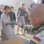 Die Kinder aus dem Dorf freuen sich über die Geschenke (Quelle: Bundeswehr/PAO MeS)