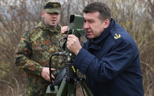 Die Neuausrichtung auch bei der FlaRakGrp 61 stets im Visier, hier am optischen Zielzuweiser (Quelle: Luftwaffe/Bernd Berns)