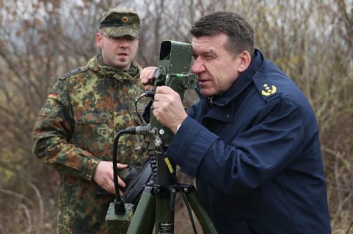 Die Neuausrichtung auch bei der FlaRakGrp 61 stets im Visier, hier am optischen Zielzuweiser (Quelle: Luftwaffe/Bernd Berns)