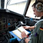 Vor dem Flug checkt Sebastian alle Sicherheitsinstruktionen (Quelle: Luftwaffe/Cornelius Otto)
