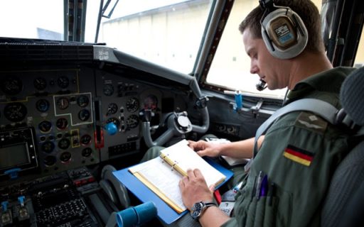 Vor dem Flug checkt Sebastian alle Sicherheitsinstruktionen (Quelle: Luftwaffe/Cornelius Otto)