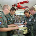 Anwärter Fliegerischer Dienst beim Studium der Vorschriften (Quelle: Luftwaffe/Metternich)