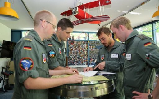 Anwärter Fliegerischer Dienst beim Studium der Vorschriften (Quelle: Luftwaffe/Metternich)