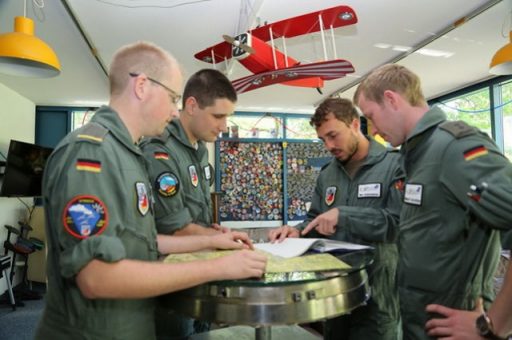 Anwärter Fliegerischer Dienst beim Studium der Vorschriften (Quelle: Luftwaffe/Metternich)