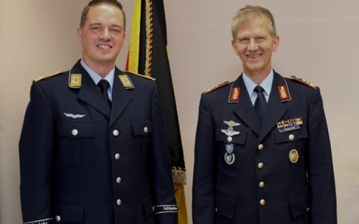 Gregor Golland und Generalleutnant Martin Schelleis (Quelle: Luftwaffe/Paul Schönich)