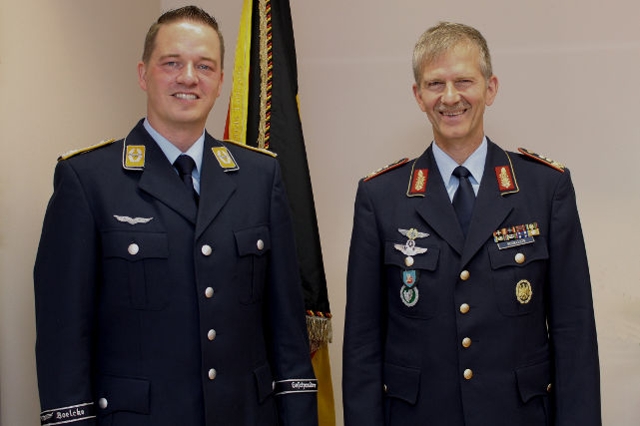 Gregor Golland und Generalleutnant Martin Schelleis (Quelle: Luftwaffe/Paul Schönich)
