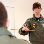 Hauptmann Flender beim Einsatzbriefing für ihren Flugschüler (Quelle: Luftwaffe/Susanne Hähnel)