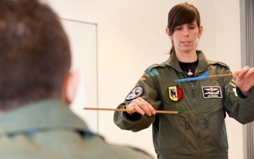 Hauptmann Flender beim Einsatzbriefing für ihren Flugschüler (Quelle: Luftwaffe/Susanne Hähnel)