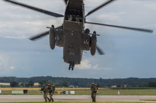 Hilfe naht – Kampfretter haben die CH-53 verlassen und eilen zur Absturzstelle. (Quelle: Luftwaffe/Alexander Klingelhöller)