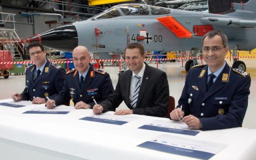 Die feierliche Unterzeichnung der Urkunde zur Indienststellung der Tornado Kooperation Zelle. (Quelle: Luftwaffe/Susanne Hähnel)