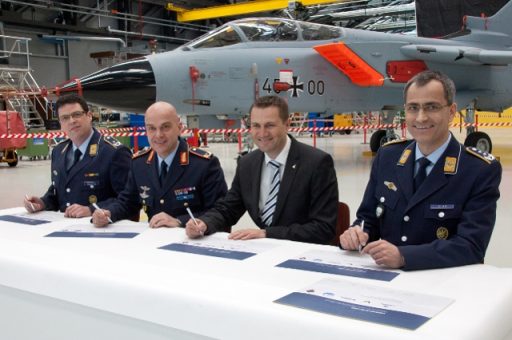 Die feierliche Unterzeichnung der Urkunde zur Indienststellung der Tornado Kooperation Zelle. (Quelle: Luftwaffe/Susanne Hähnel)