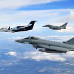 Eurofighter-Eskorte für die britische Königin. Die Queen hat ihren Platz auf der linken Seite hinter dem zweiten Fenster. (Quelle: Luftwaffe/Stefan Petersen)