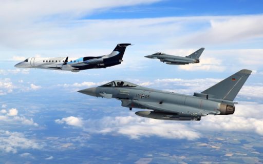 Eurofighter-Eskorte für die britische Königin. Die Queen hat ihren Platz auf der linken Seite hinter dem zweiten Fenster. (Quelle: Luftwaffe/Stefan Petersen)