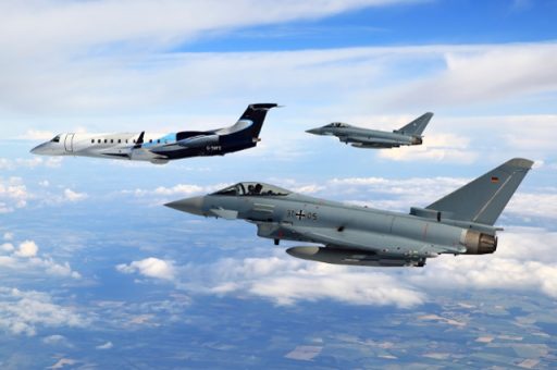 Eurofighter-Eskorte für die britische Königin. Die Queen hat ihren Platz auf der linken Seite hinter dem zweiten Fenster. (Quelle: Luftwaffe/Stefan Petersen)