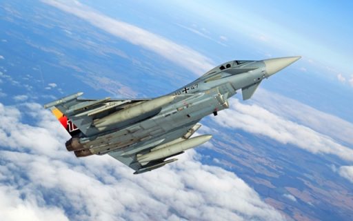 Auch Eurofighter werden in Nörvenich auf einer riesigen Ausstellungsfläche der Bundeswehr präsentiert. (Quelle: Luftwaffe/Stefan Petersen)