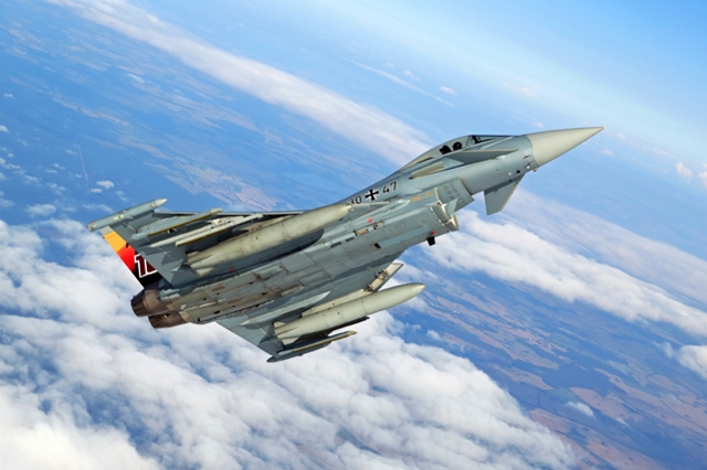 Auch Eurofighter werden in Nörvenich auf einer riesigen Ausstellungsfläche der Bundeswehr präsentiert. (Quelle: Luftwaffe/Stefan Petersen)