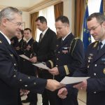 Major Stefan Hacket erhält die Dankesurkunde (Quelle: Luftwaffe/Archiv)