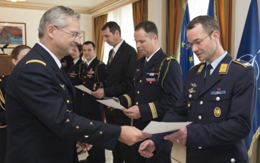 Major Stefan Hacket erhält die Dankesurkunde (Quelle: Luftwaffe/Archiv)