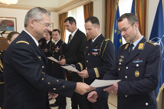Major Stefan Hacket erhält die Dankesurkunde (Quelle: Luftwaffe/Archiv)