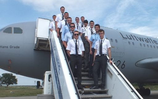 Sechs Nationen vor Airbus A310 MedEvac (Quelle: Luftwaffe/Michael Sprengard)