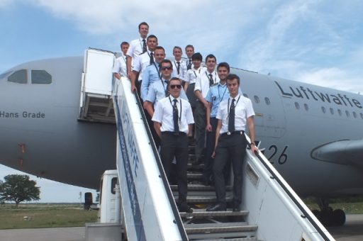 Sechs Nationen vor Airbus A310 MedEvac (Quelle: Luftwaffe/Michael Sprengard)