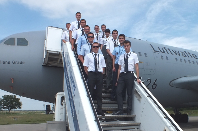 Sechs Nationen vor Airbus A310 MedEvac (Quelle: Luftwaffe/Michael Sprengard)