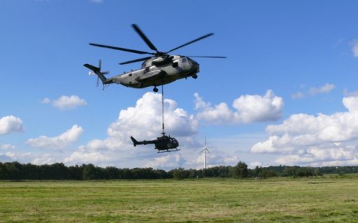 Der Große hilft dem Kleinen – CH-53 bringt Bo 105 wieder nach Hause