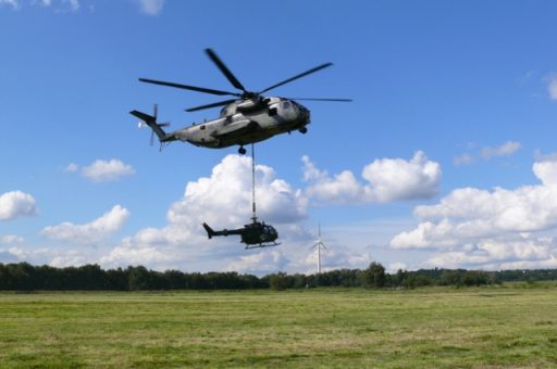 Der Große hilft dem Kleinen – CH-53 bringt Bo 105 wieder nach Hause