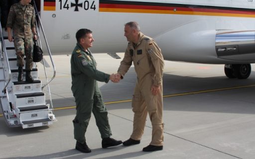 Der Kontingentführer, Oberstleutnant Kai Ohlemacher, begrüßt den Inspekteur der Luftwaffe, Generalleutnant Karl Müllner, in Ämari. (Quelle: Luftwaffe/VAPB PAO)