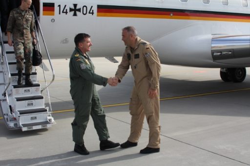 Der Kontingentführer, Oberstleutnant Kai Ohlemacher, begrüßt den Inspekteur der Luftwaffe, Generalleutnant Karl Müllner, in Ämari. (Quelle: Luftwaffe/VAPB PAO)