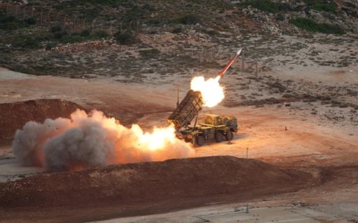 Raketen über der Souda-Bucht