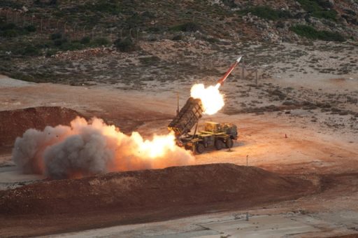 Raketen über der Souda-Bucht