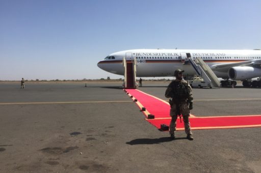 Objektschützer sichern Flugzeug des Bundespräsidenten in Mali