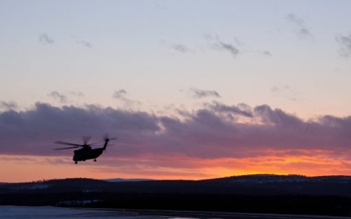 Transporthubschrauber zwischen Polarlichtern und Rentieren
