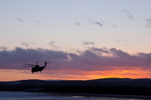 Transporthubschrauber zwischen Polarlichtern und Rentieren