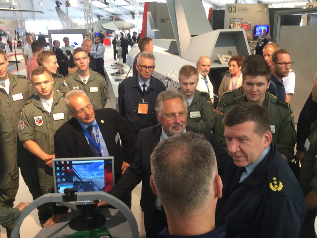 Der Lehrer René Beator die Entwicklung des Schülerprojektes " Flugsimulator ".