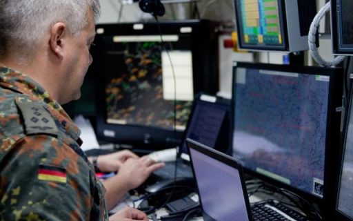 Sobald alles aufgebaut ist, beginnt das Personal des DCRC den Luftraum über dem Baltikum zu überwachen. (Quelle: Luftwaffe/Johannes Heyn)