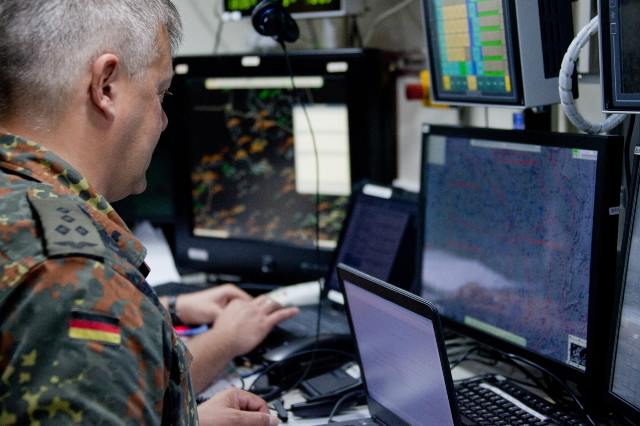 Sobald alles aufgebaut ist, beginnt das Personal des DCRC den Luftraum über dem Baltikum zu überwachen. (Quelle: Luftwaffe/Johannes Heyn)