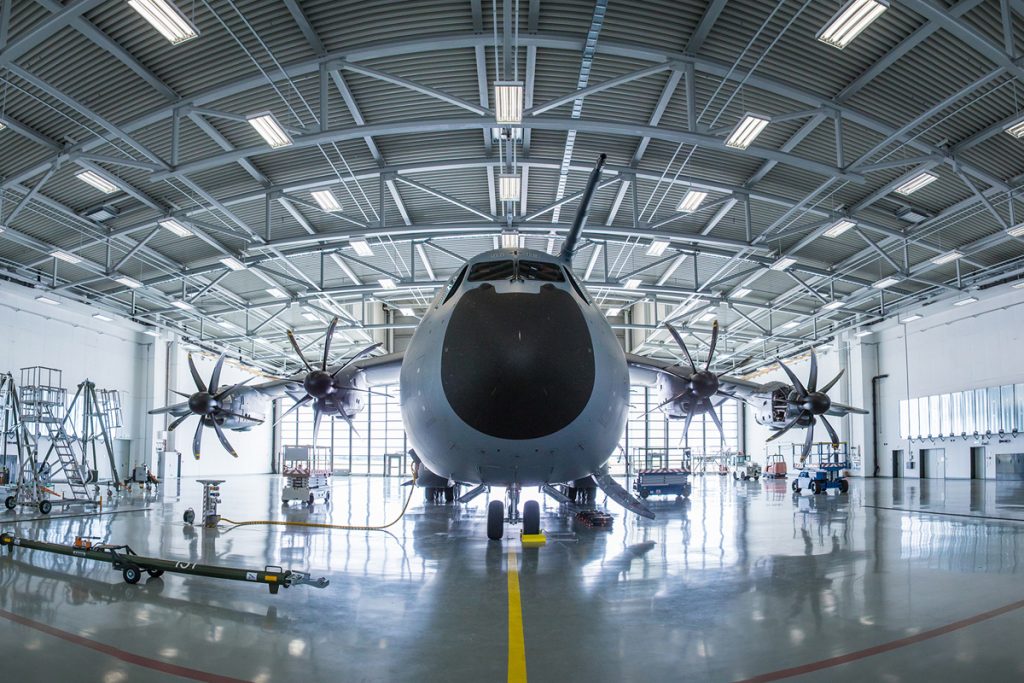 Füllt die gesamte Halle aus: A400M im Wunstorfer Dock. (Quelle: Luftwaffe/Kevin Schrief)