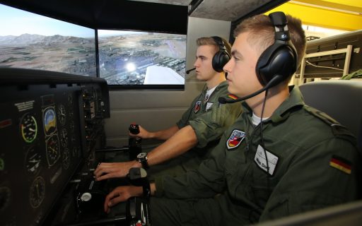 Pilotenanwärter beim Training im Flugsimulator. © Luftwaffe/Ulrich Metternich