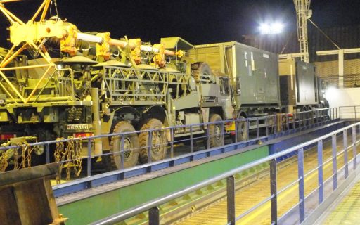 Ein Teil des Großgeräts wurde auf eine Fähre verladen. © Luftwaffe/Einsatzführungsbereich 3