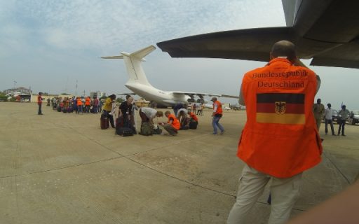 Vor dem Einstieg wurden die Passagiere durchsucht. (Quelle: Bundeswehr)