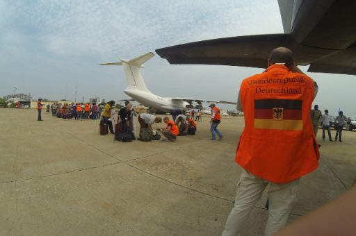 Vor dem Einstieg wurden die Passagiere durchsucht. (Quelle: Bundeswehr)