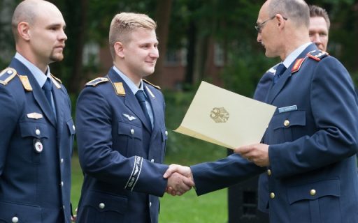 Zum Feldwebel befördert: Kevin Ditzler und Hannes Patzwahl. (Quelle: Luftwaffe/Ralf Nöhmer)