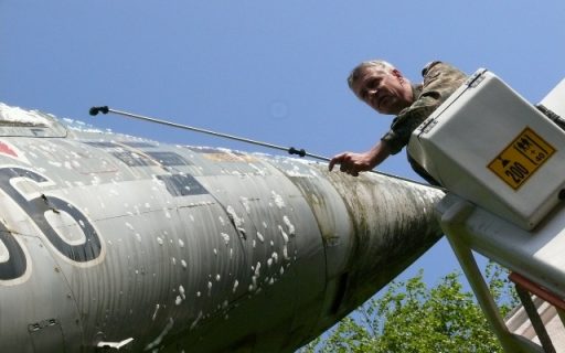 Mit Fingerspitzengefühl trägt Oberst Kurczyk das Reinigungsmittel auf. (Quelle: Luftwaffe/Jörg Saadhoff)