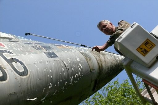 Mit Fingerspitzengefühl trägt Oberst Kurczyk das Reinigungsmittel auf. (Quelle: Luftwaffe/Jörg Saadhoff)
