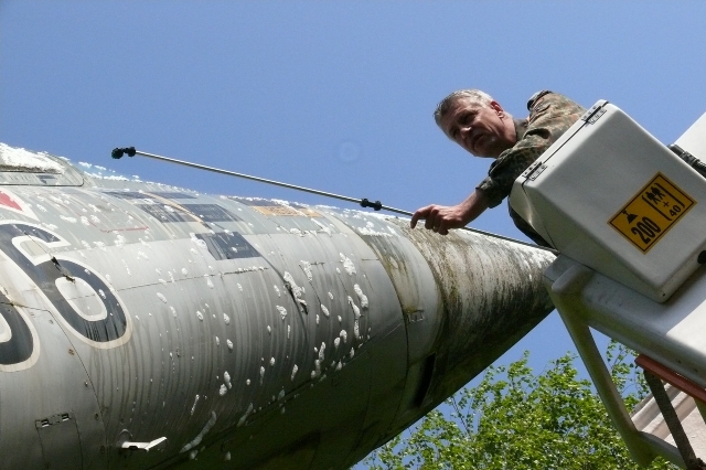 Mit Fingerspitzengefühl trägt Oberst Kurczyk das Reinigungsmittel auf. (Quelle: Luftwaffe/Jörg Saadhoff)