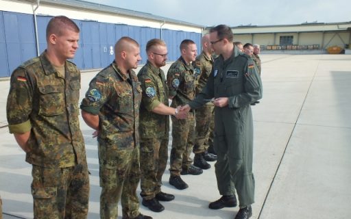 Der Kommandeur, Oberstleutnant Nicolas Bulitz, händigt die Militärluftfahrzeugbesatzungsscheine aus. (Quelle: Luftwaffe/Klaus Hubmann)