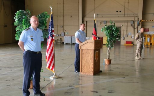 Oberstleutnant Wolters spricht zu „seinen“ Soldaten. (Quelle: Luftwaffe/Frank Schlawin)
