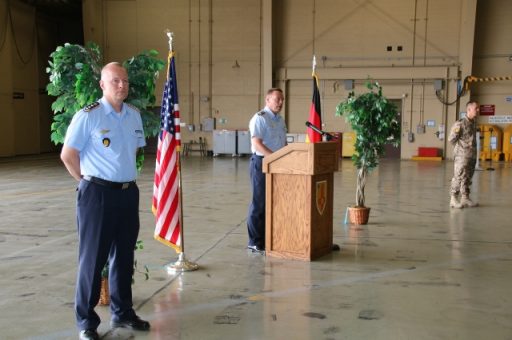 Oberstleutnant Wolters spricht zu „seinen“ Soldaten. (Quelle: Luftwaffe/Frank Schlawin)